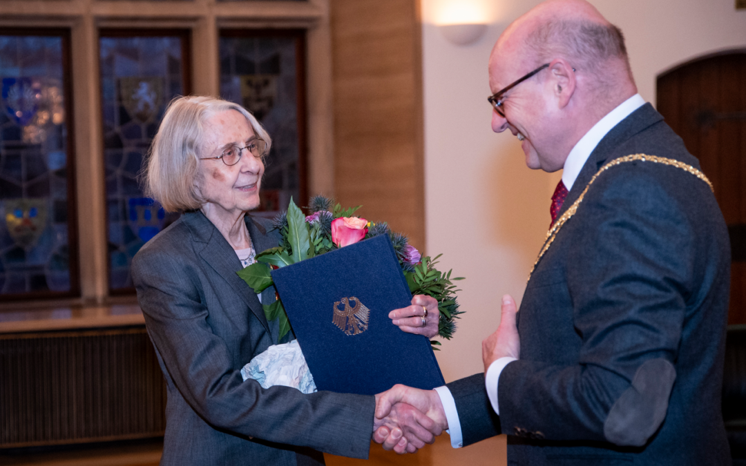 Dr. Monika Nienstedt-Westermann erhält das Verdienstkreuz am Bande